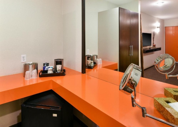 The Tangerine - a Burbank Hotel image 6